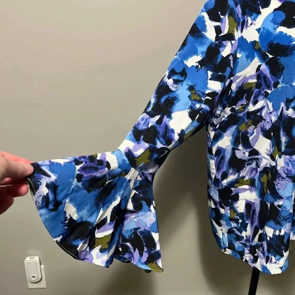 H by Halston Long Bell Sleeve Blue Floral  Print Blouse - Picture 4 of 13